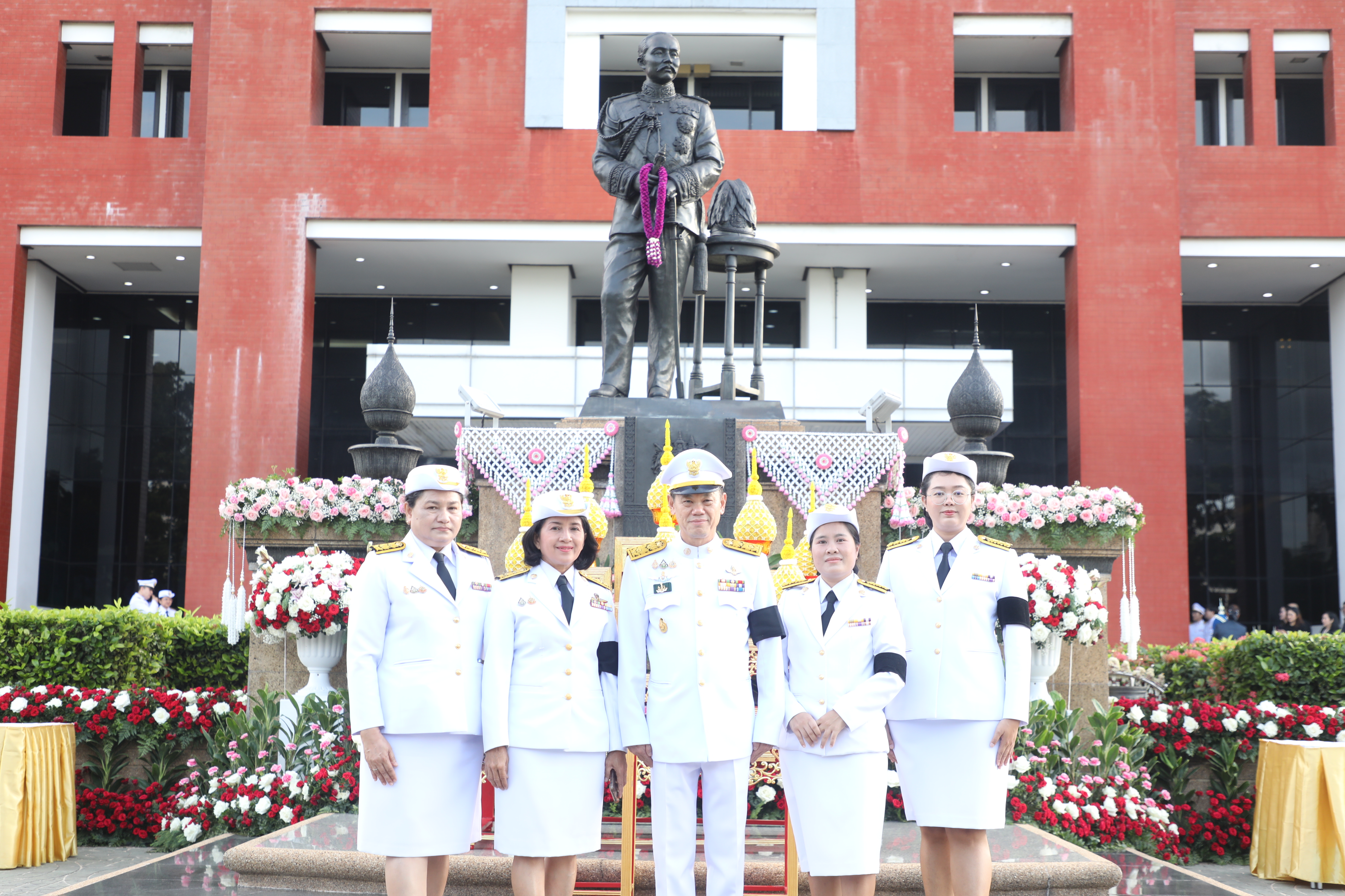 title - ส.ป.ก. ร่วมพิธีวางพานพุ่มถวายเครื่องราชสักการะ พระบรมราชานุสาวรีย์พระบาทสมเด็จพระปรมินทร มหาจุฬาลงกรณ์ พระจุลจอมเกล้าเจ้าอยู่หัว เนื่องในวันสื่อสารแห่งชาติ ประจำปี 2569